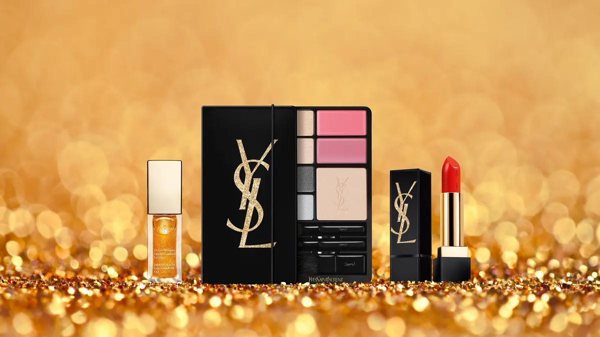 Make-up-Weihnachtseditionen auf goldenem Hintergrund