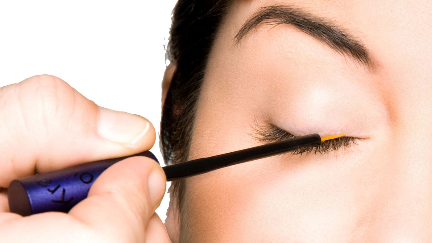 Auftragen von Wimpernserum