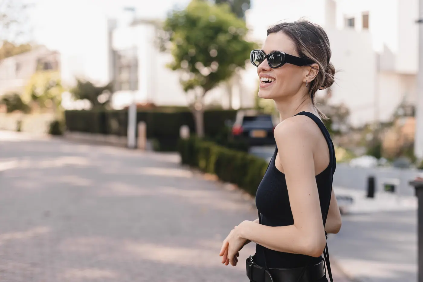 Frau auf der Straße mit Sonnenbrille