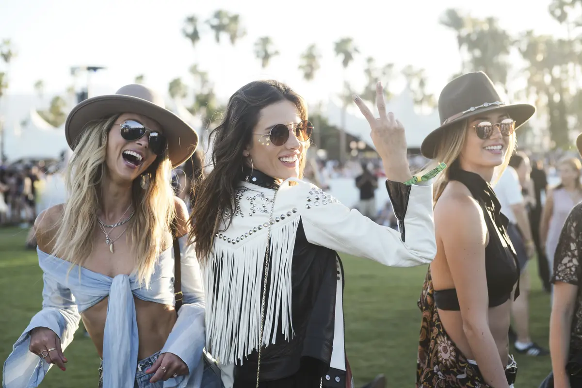 Drei Frauen auf einem Festival in schmuckhaften Kleidern