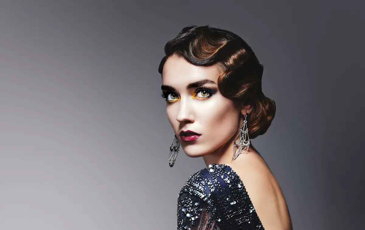 Glamourös gekleidete Frau mit Wasserwelle