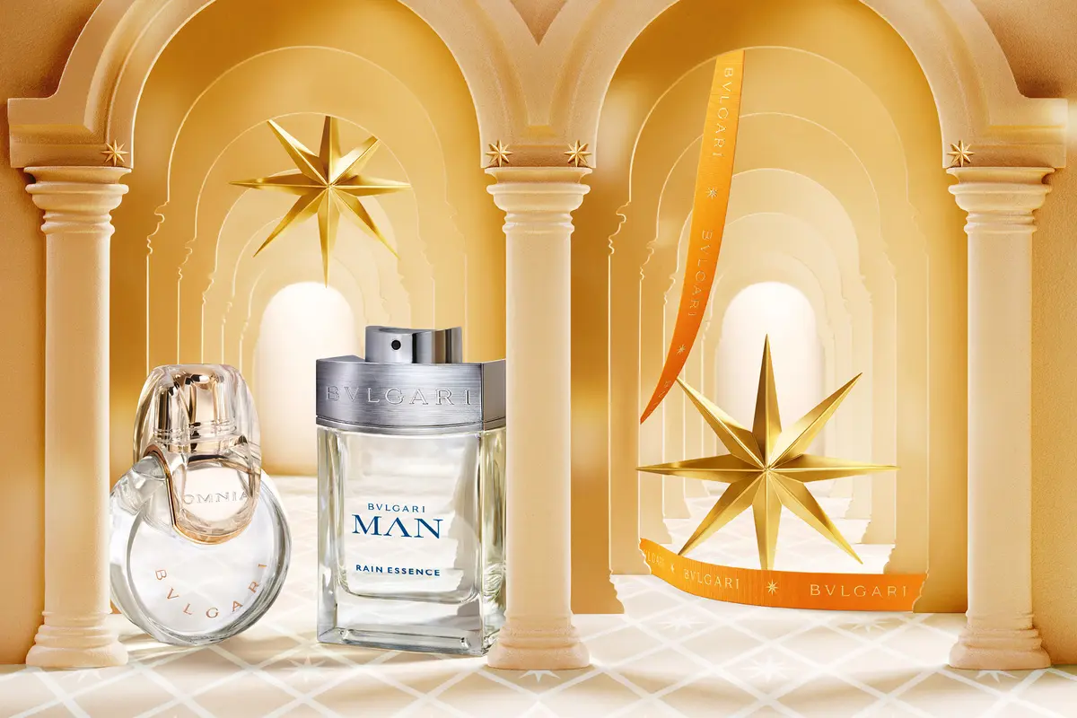 Flakonabbildungen von Damen- und Herrendüften von Bvlgari im Weihnachtsdesign 