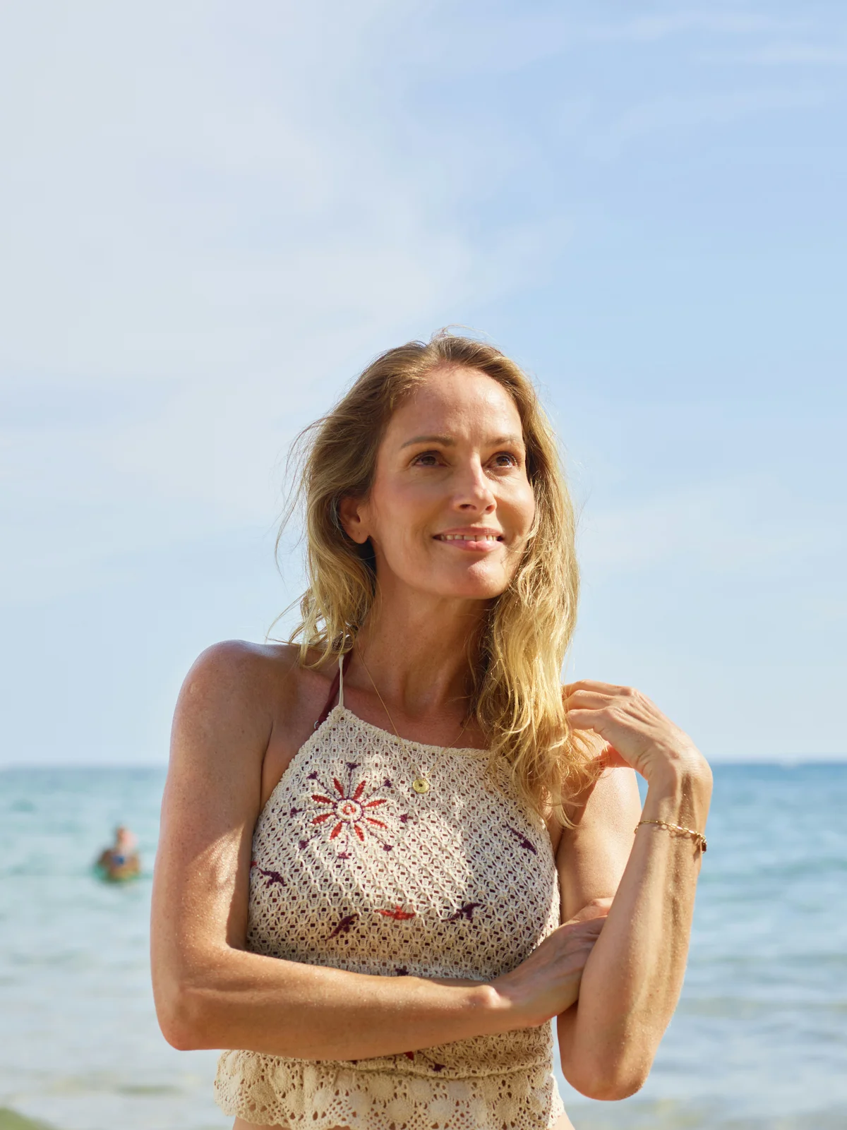 Schöne Frau mittleren Altern am Strand