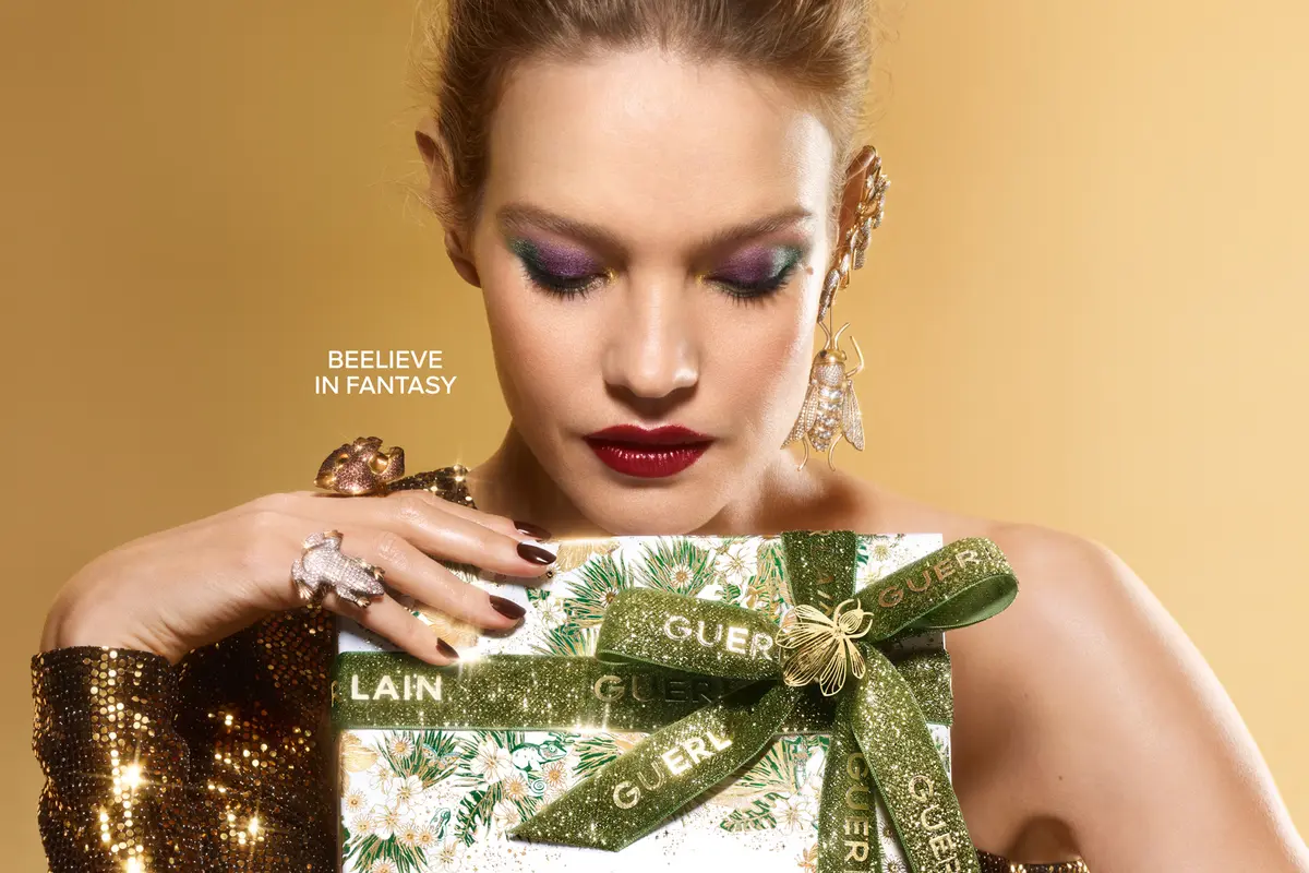 Guerlain Believe in Fantasy Kampagnenbild mit Model und Geschenk