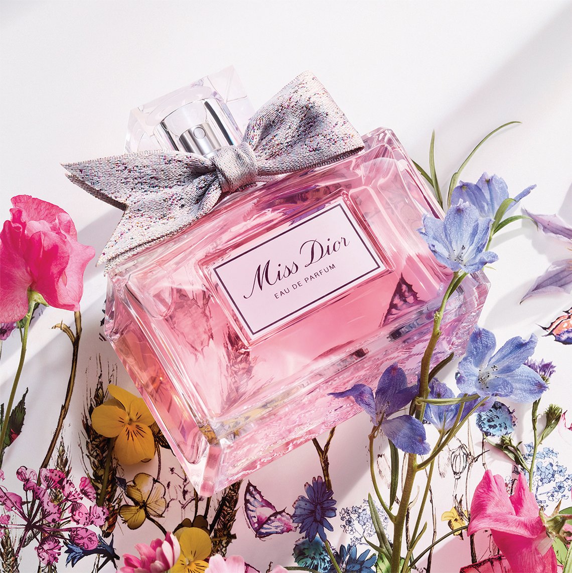 Eckiger Flakon von Miss Dior Eau de Parfum mit Schleife