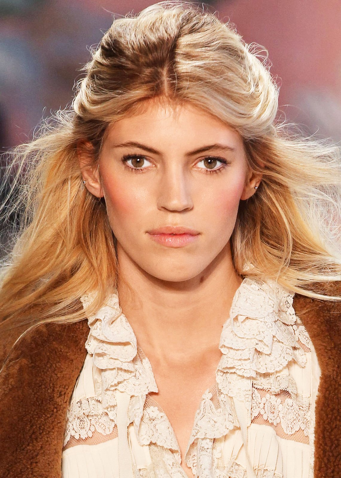 Model bei der Zimmermann Show mit schönem Rouge