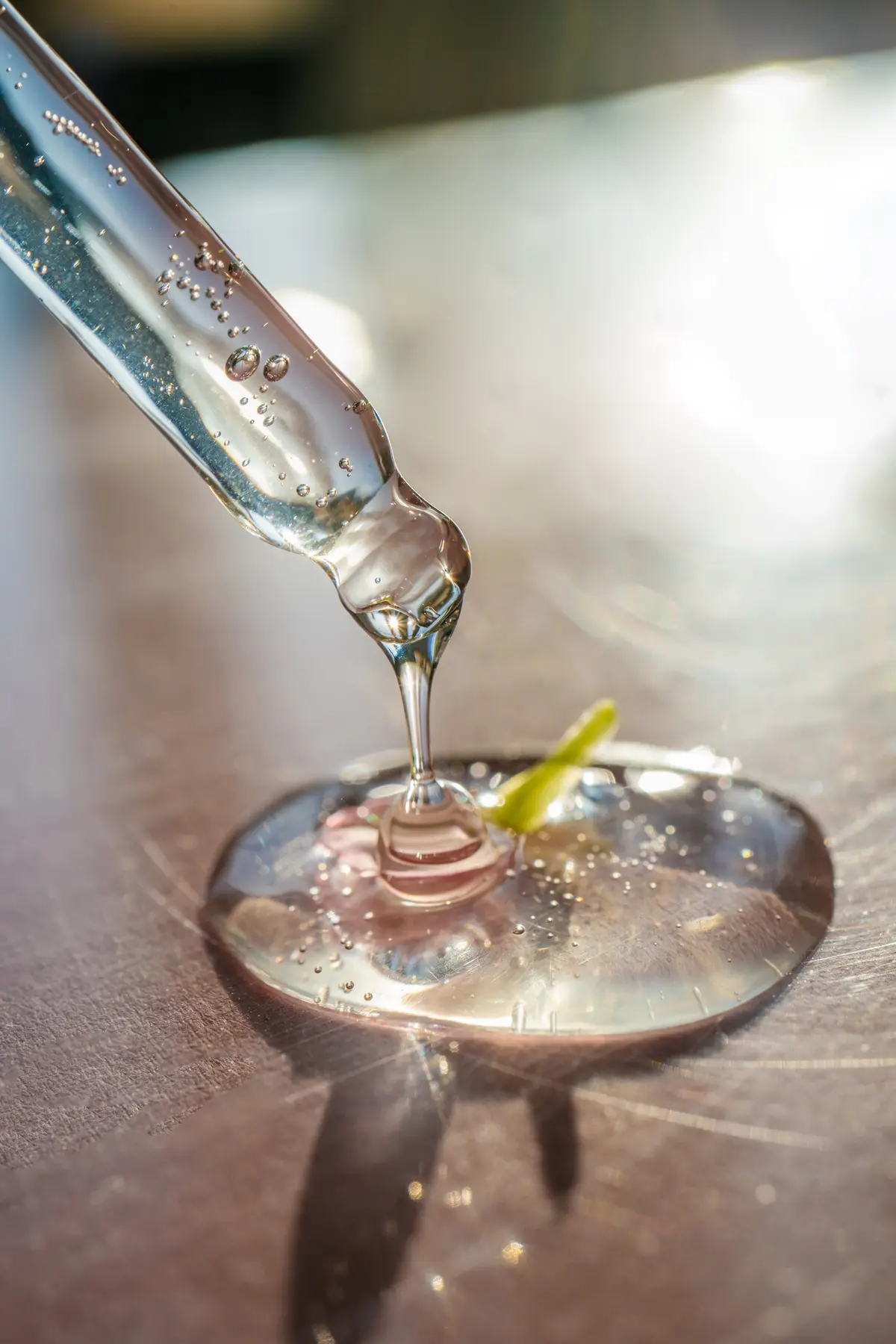 Serum läuft aus einer Pipette auf eine glatte Oberfläche