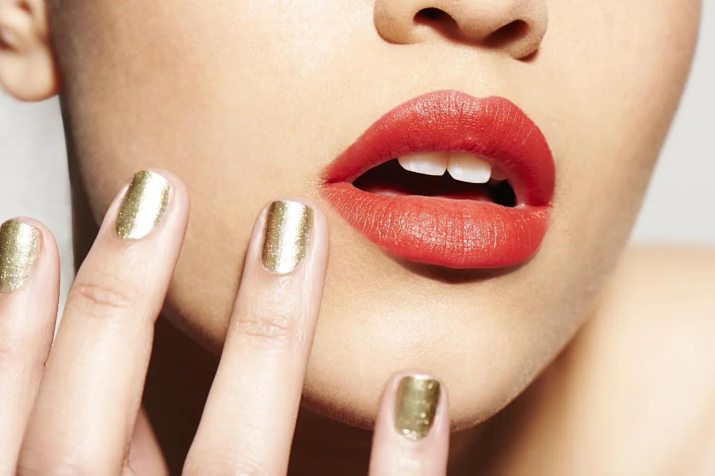 Frau mit Perlmutt Nagellack