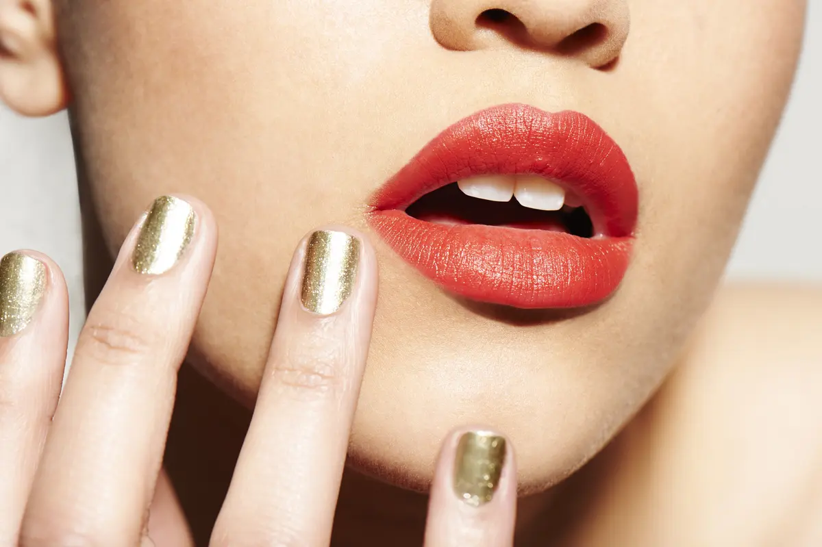Frau mit Perlmutt Nagellack