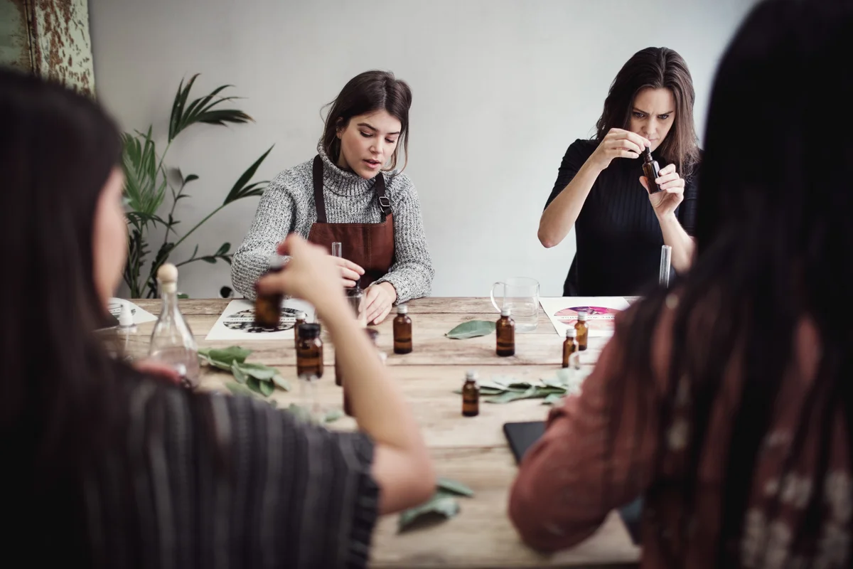 Frauen bei einem Parfumworkshop