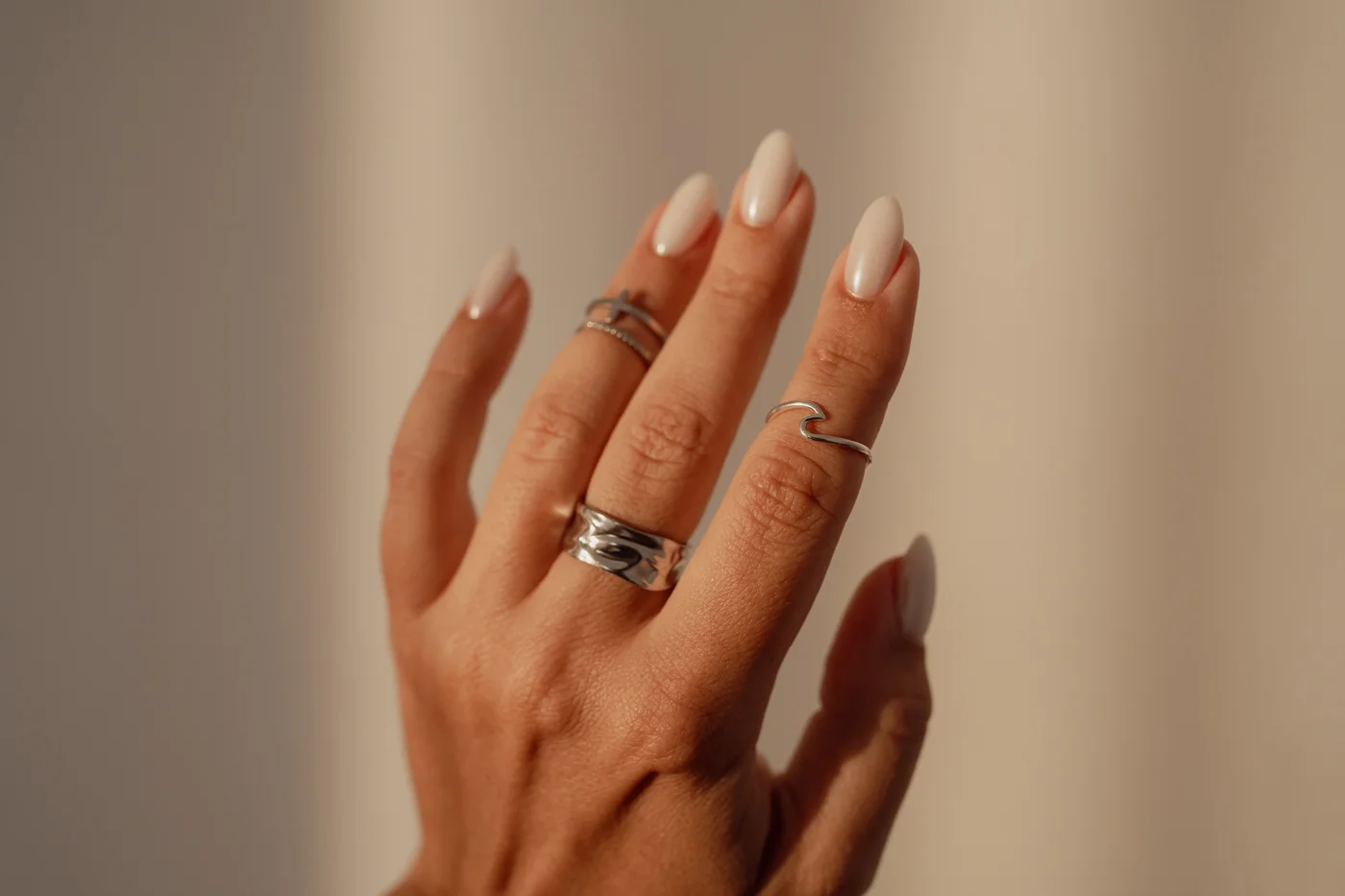 Hand mit hellem Nagellack