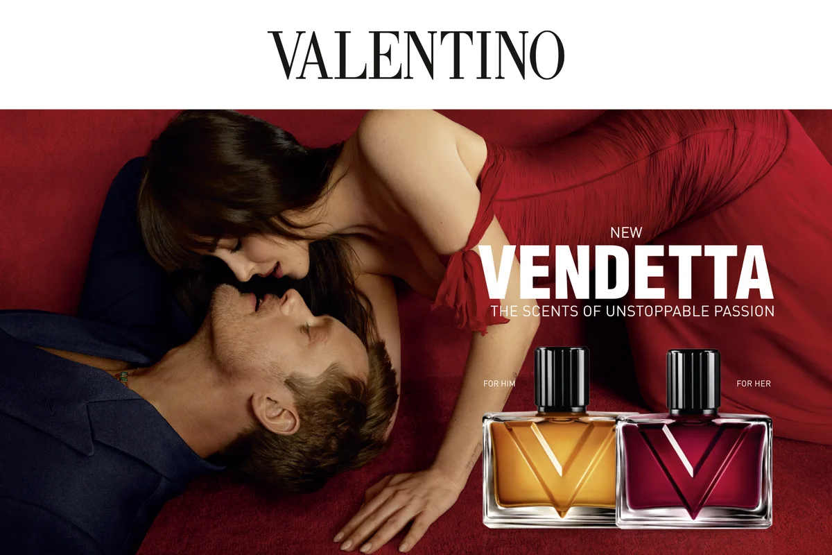 Valentino Vendetta Parfums für Sie und Ihn vor rotem Hintergrund mit einem Paar in inniger Pose.