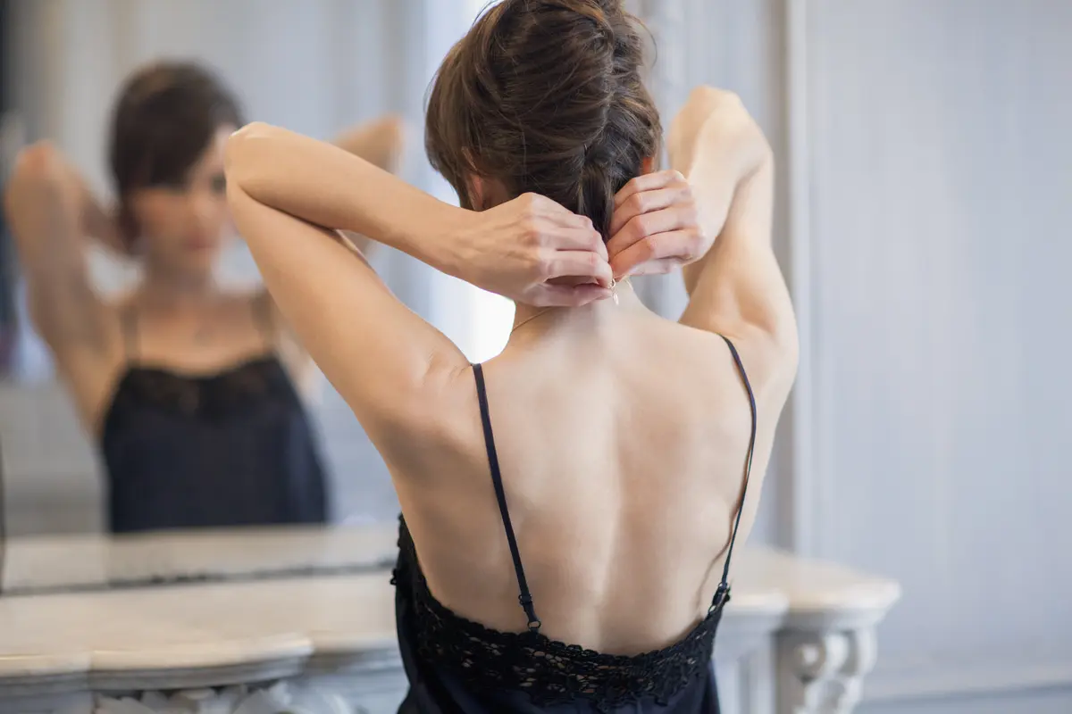 Frau bereitet sich für den Abend vor.