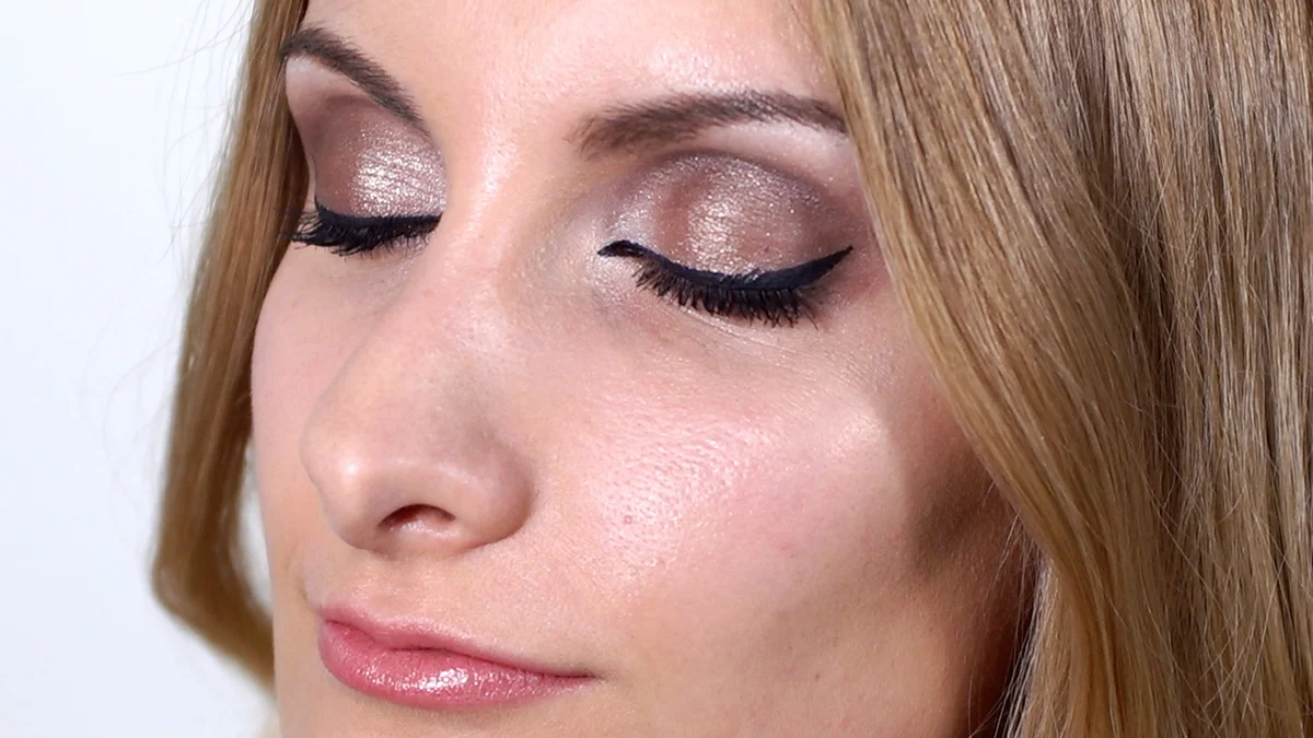 Frau mit festlichem Augen-Make-up