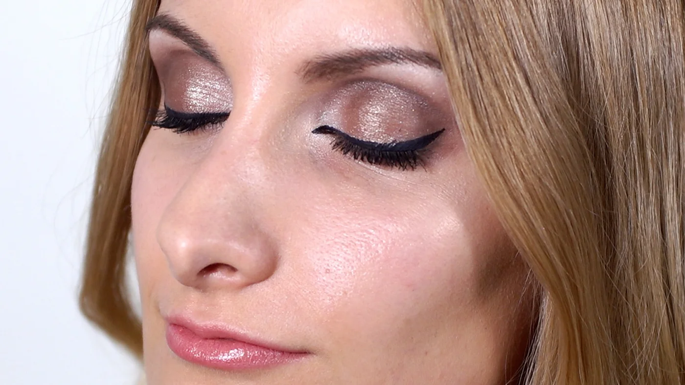 Frau mit festlichem Augen-Make-up