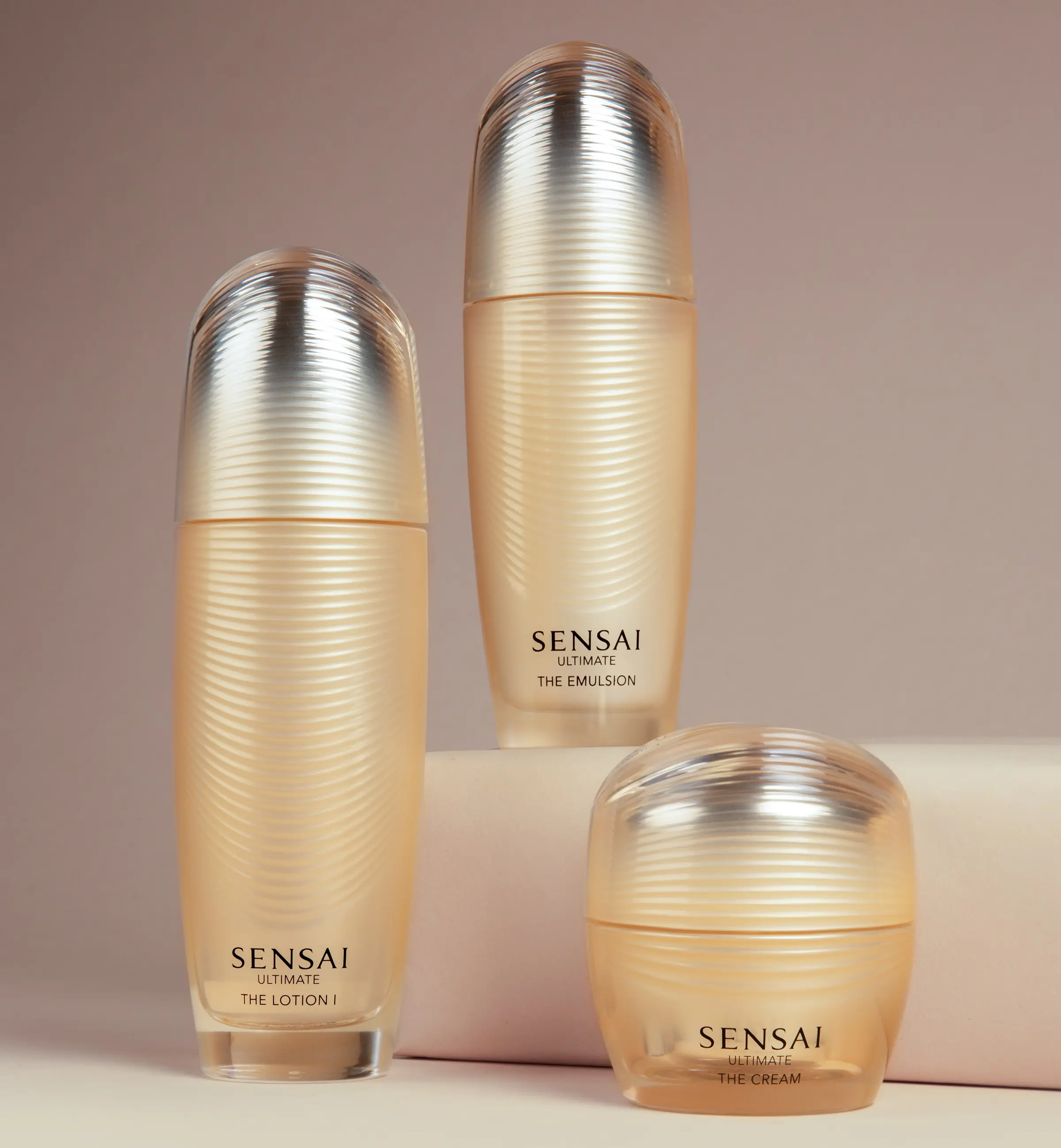 Produktabbildung der SENSAI ULTIMATE Linie: Cream, Emulsion und Lotion