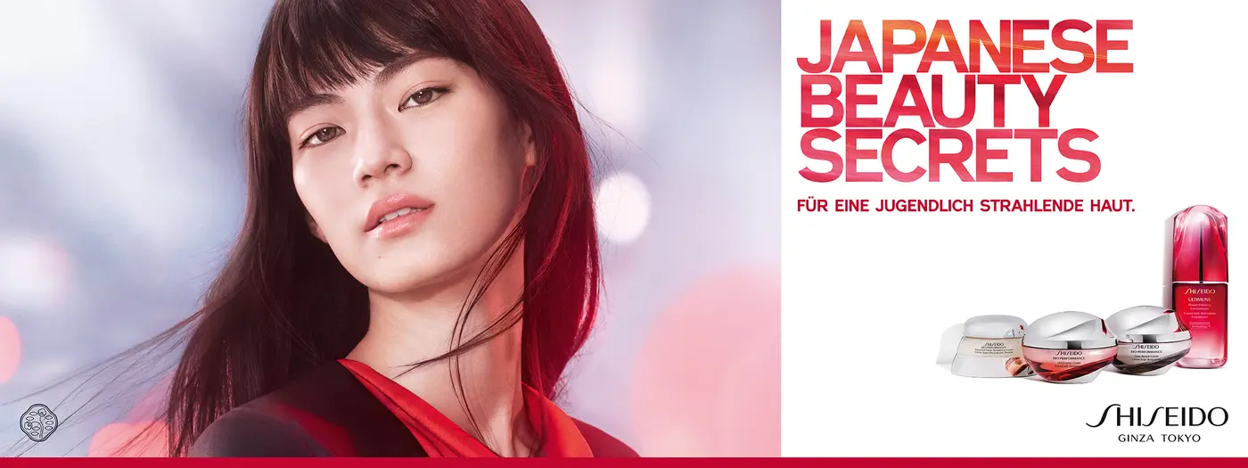 Model, Schriftzug und Pflegeprodukte