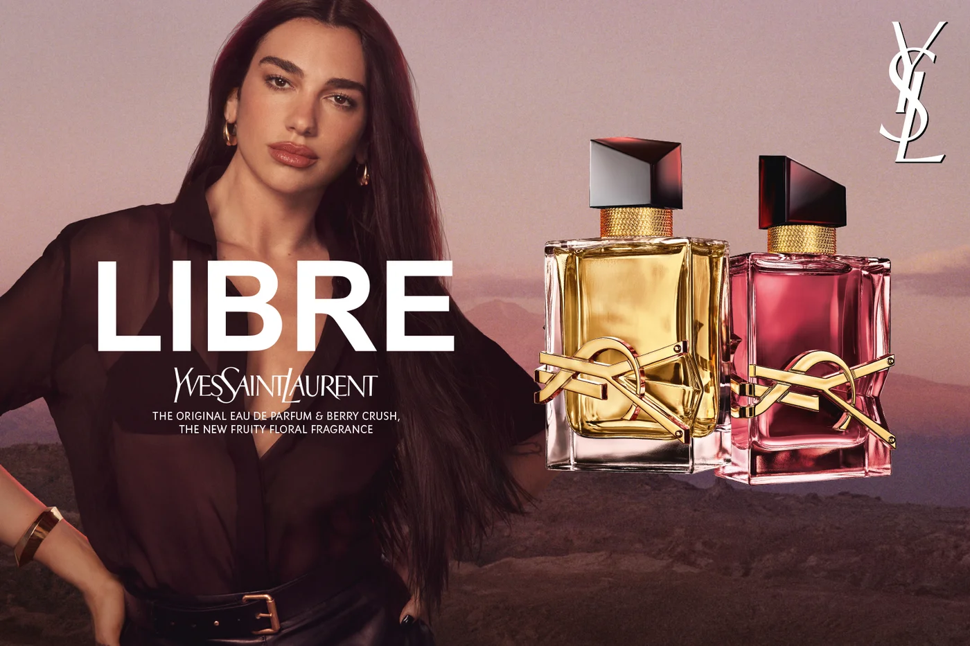 Kampagnenvisual Yves Saint Laurent LIBRE Berry Crush, Model und Duftflakons vor einer Wüstenlandschaft