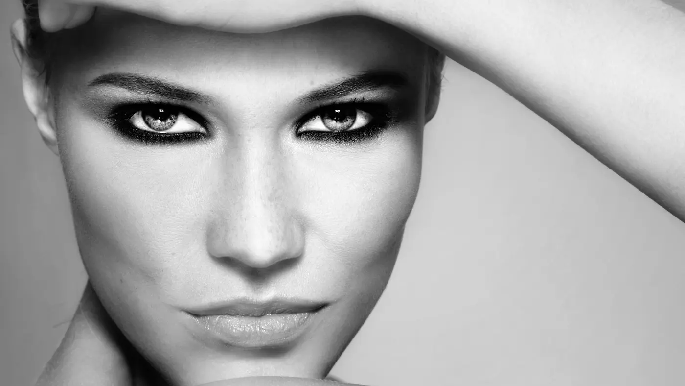 Eine Frau mit geschminkten Smokey-Eyes