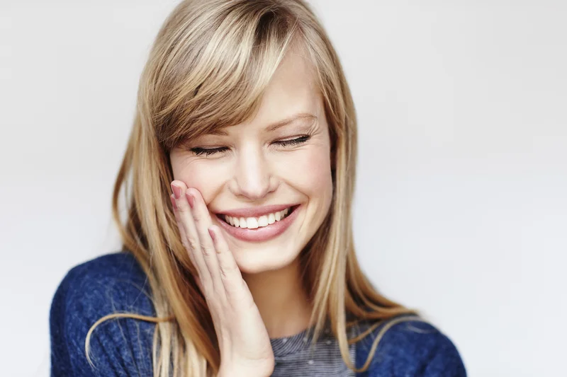 Lachen, junge Blonde Frau mit geschlossenen Augen