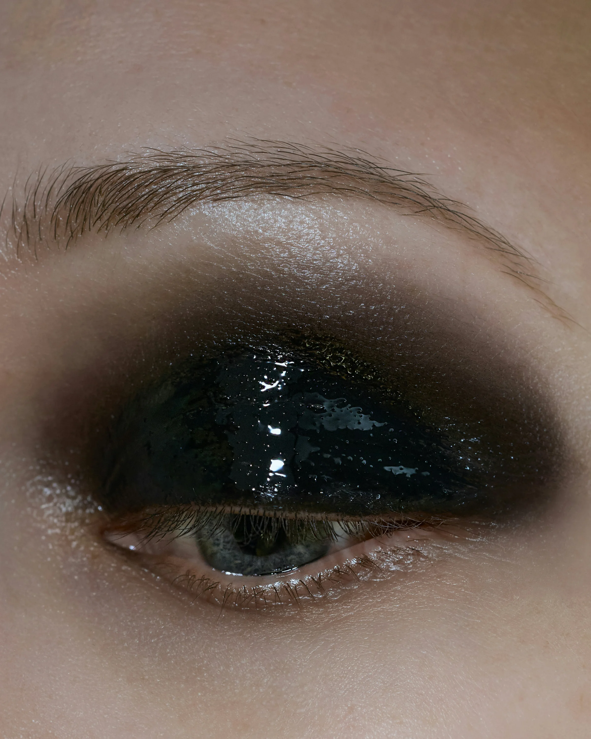 Nahaufnahme eines Glossy Eye Make-up in Schwarz