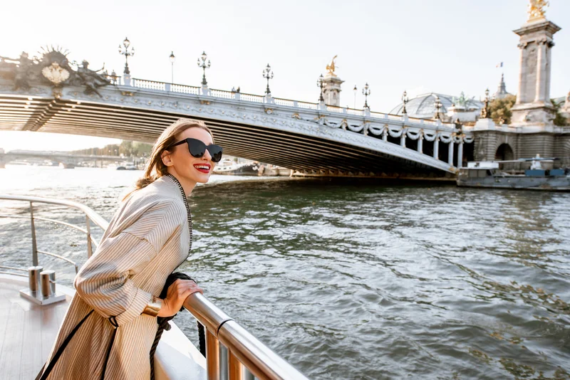 Frau auf einem Boot auf der Seine