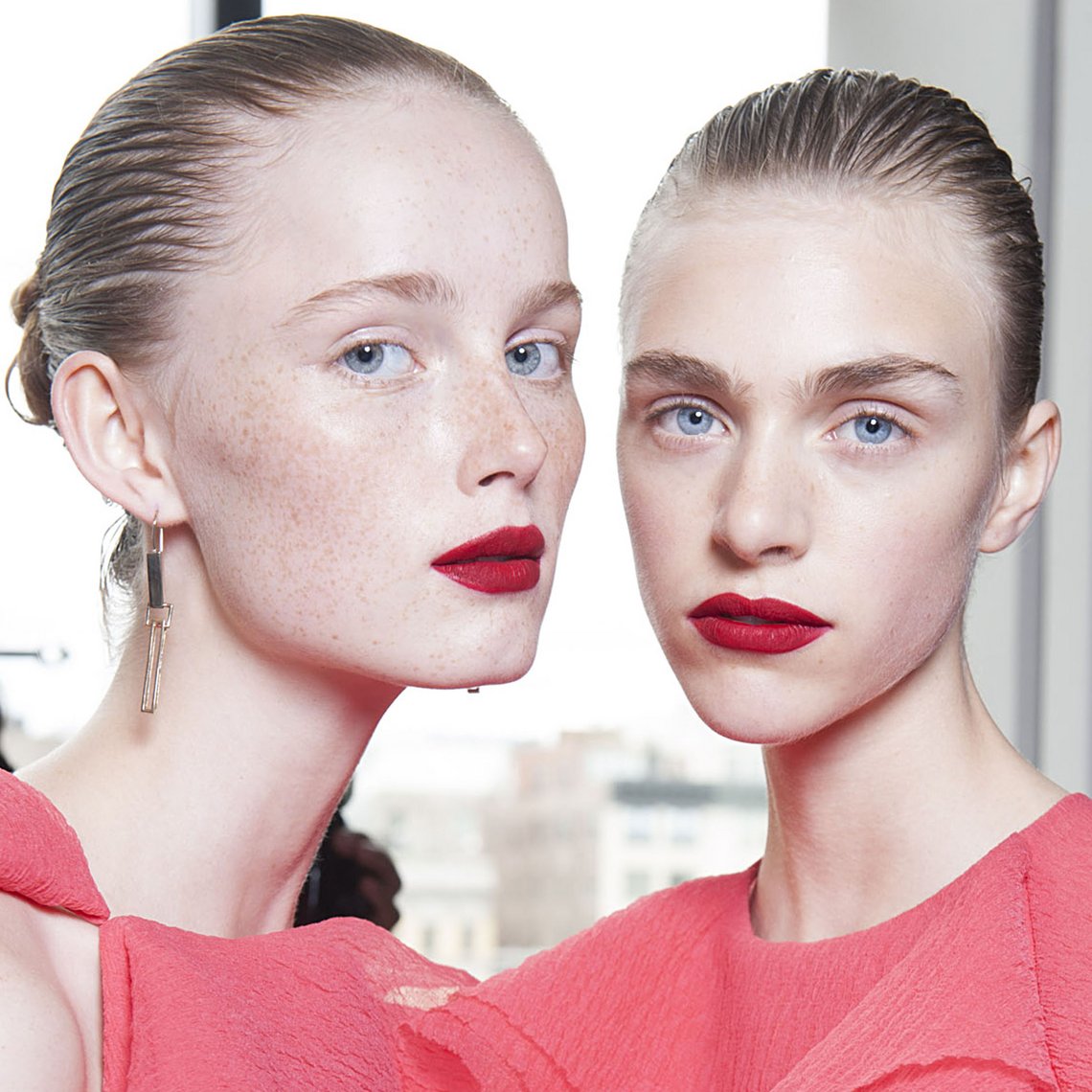 Zwei Modells mit roten Lippen