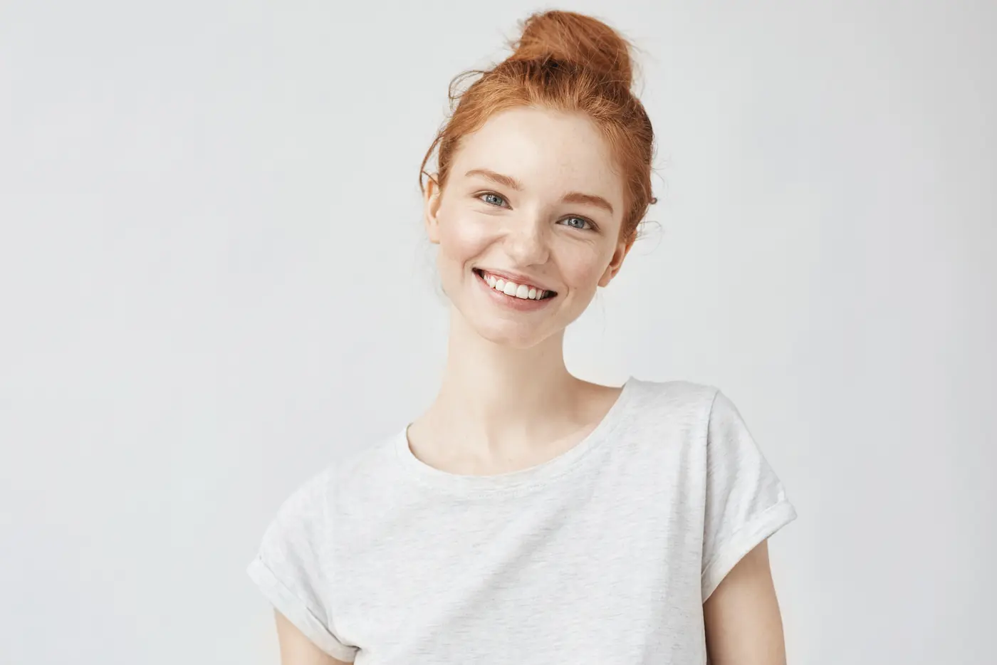 Lächelndes, hübsches Mädchen mit roten Haaren