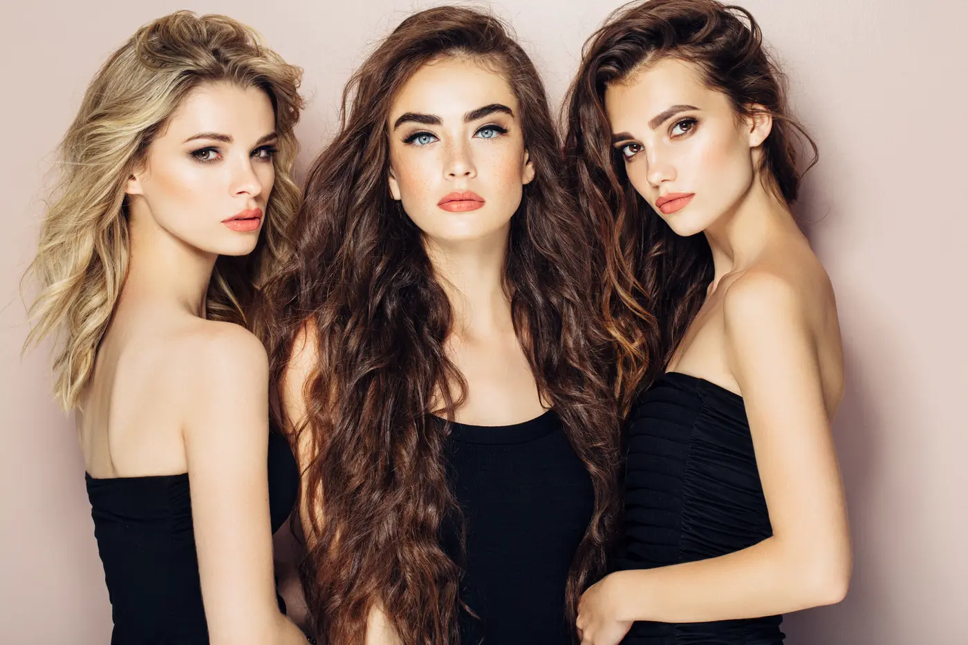 Drei junge Frauen mit unterschiedlichen Frisuren und Augenbrauen