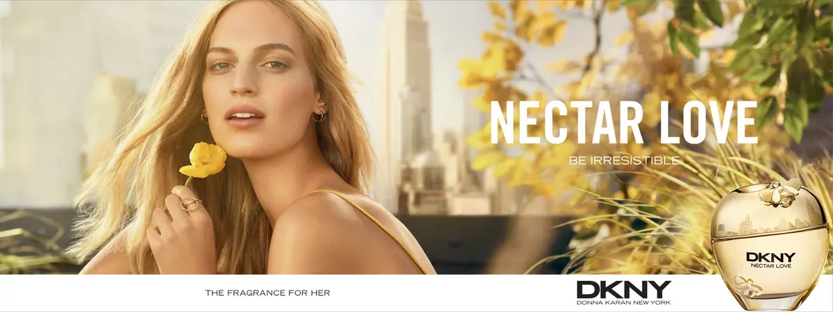 Lächelnde Frau mit Blume in der Hand