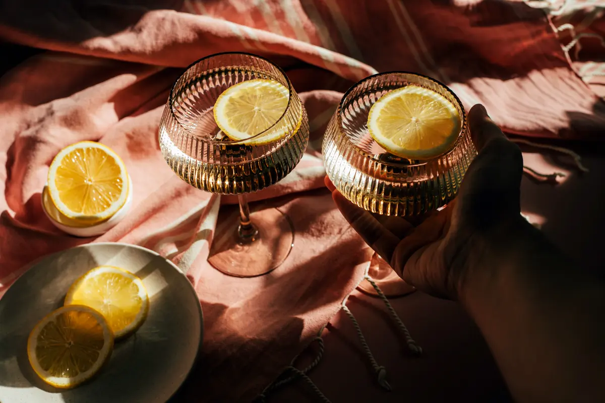 Cocktailfarben auf den Nägeln