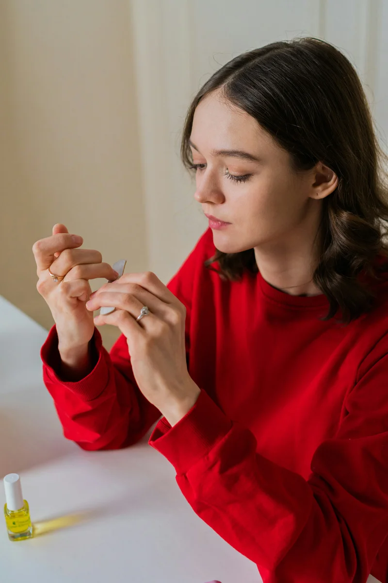 Frau feilt sich die Nägel