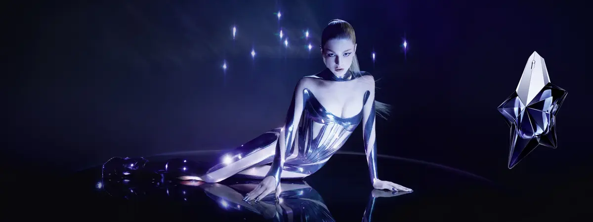Hunter Schafer posiert für die Angel Elixir Kampagne