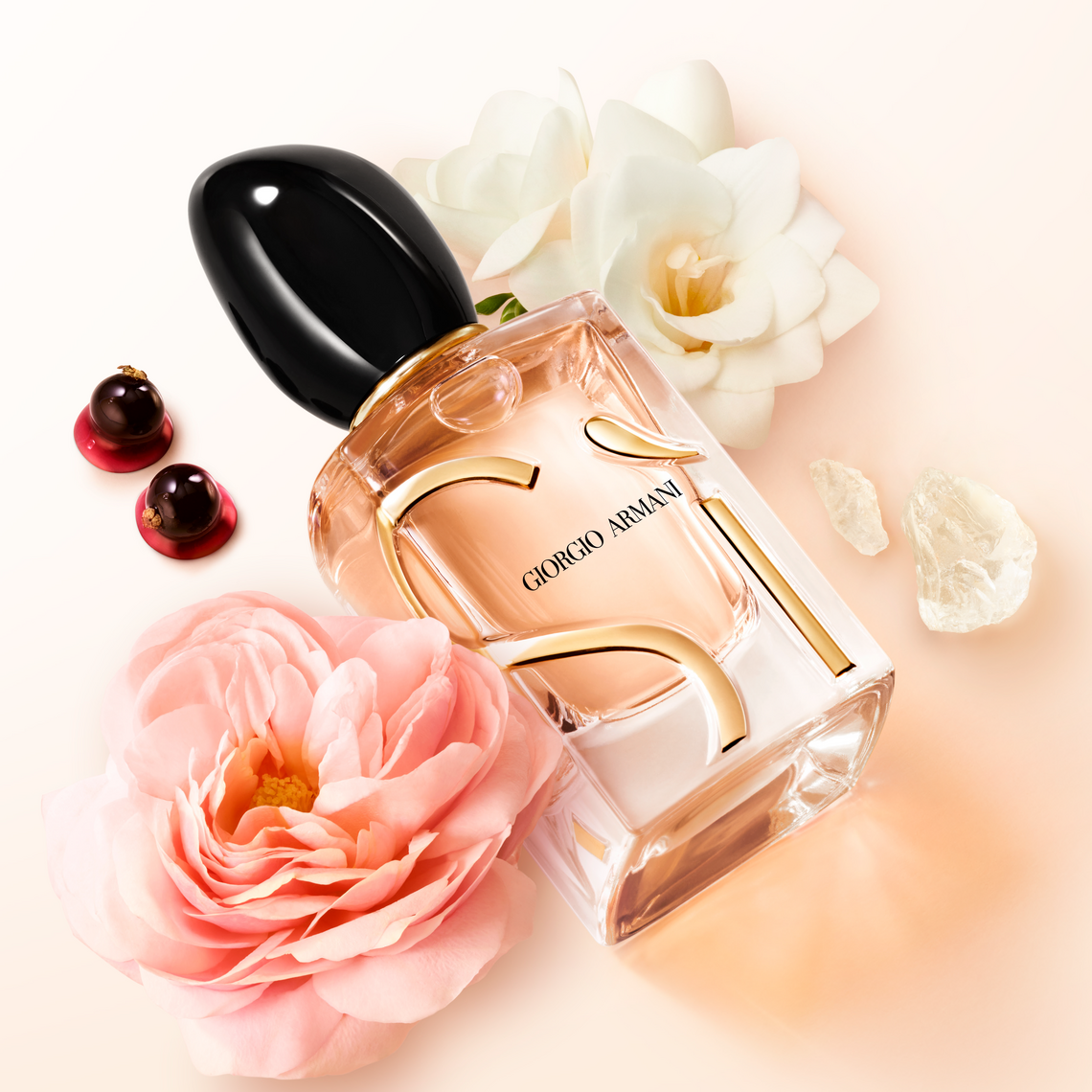 Ingredienzien und Flakon von Sì Eau de Parfum von Giorgio Armani