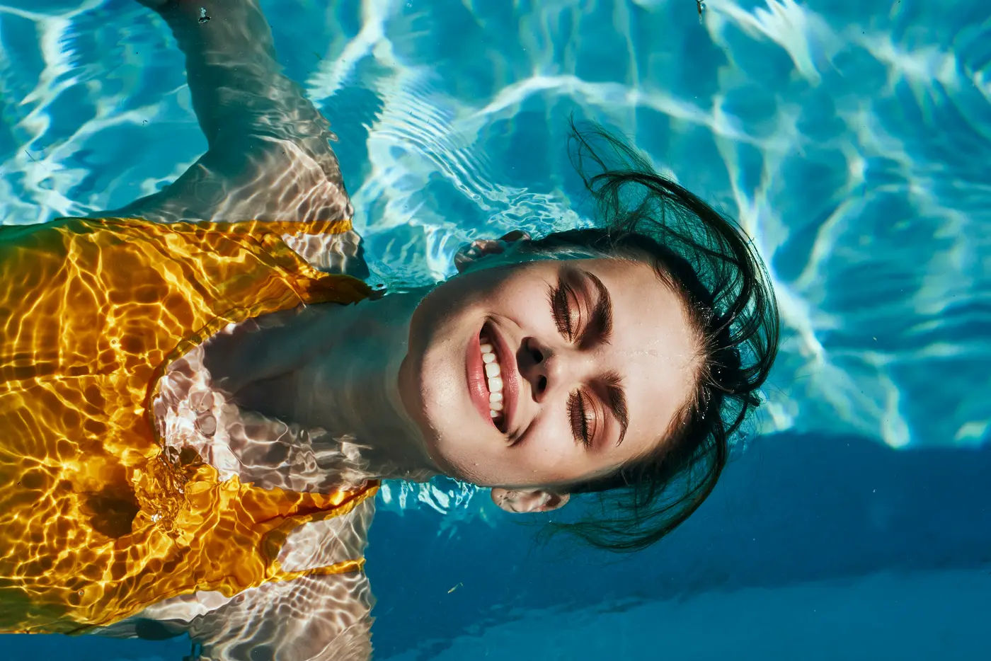 Junge Frau sonnt sich im Pool