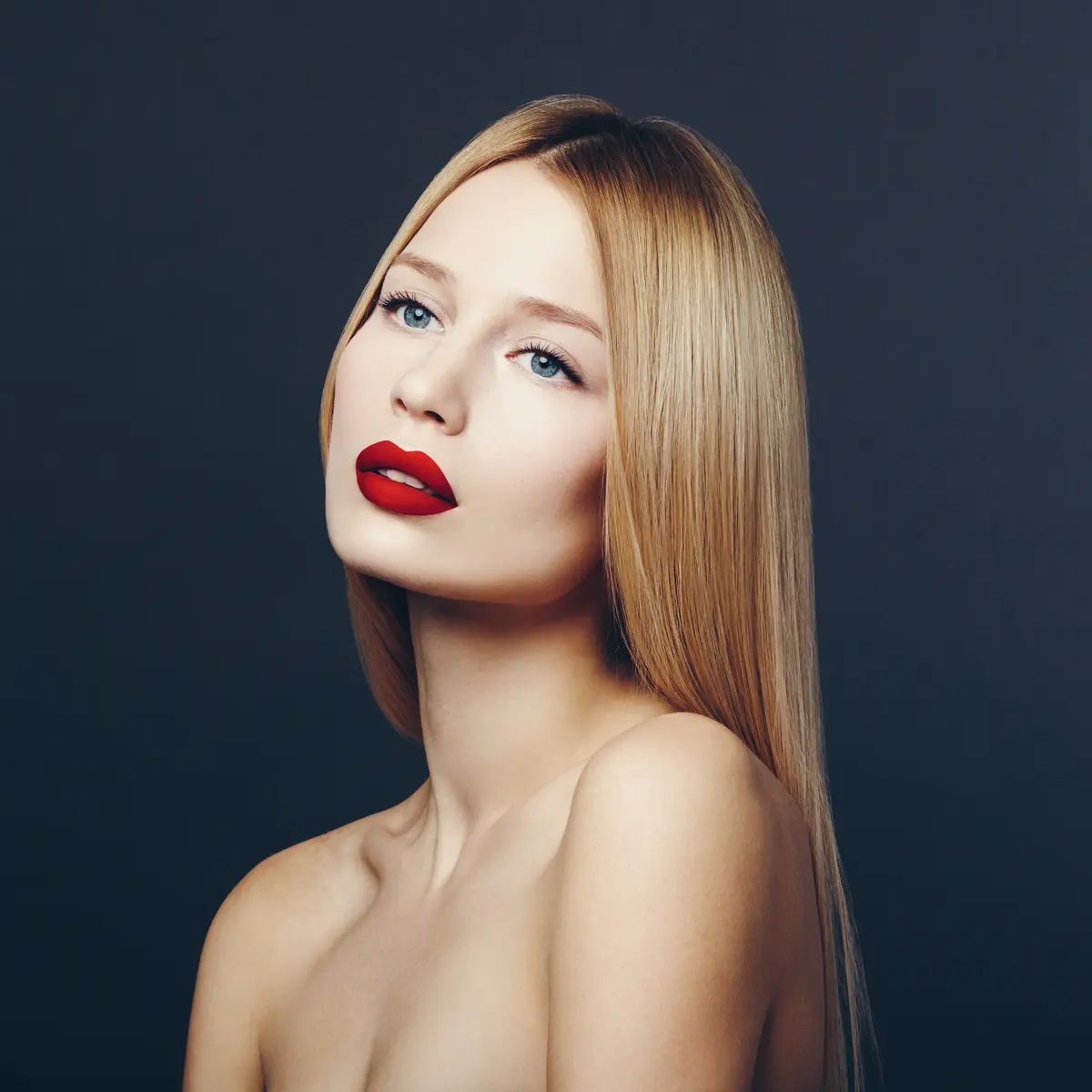 Natürliches Porträt einer blonden Frau mit rotem Lippenstift