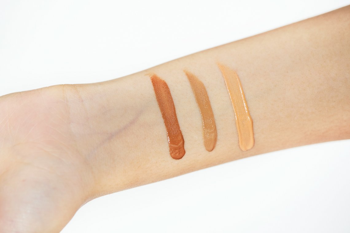 Nahaufnahme Arm mit drei verschiedenen Make-up Streifen Nahaufnahme Arm mit drei verschiedenen Make-up Streifen