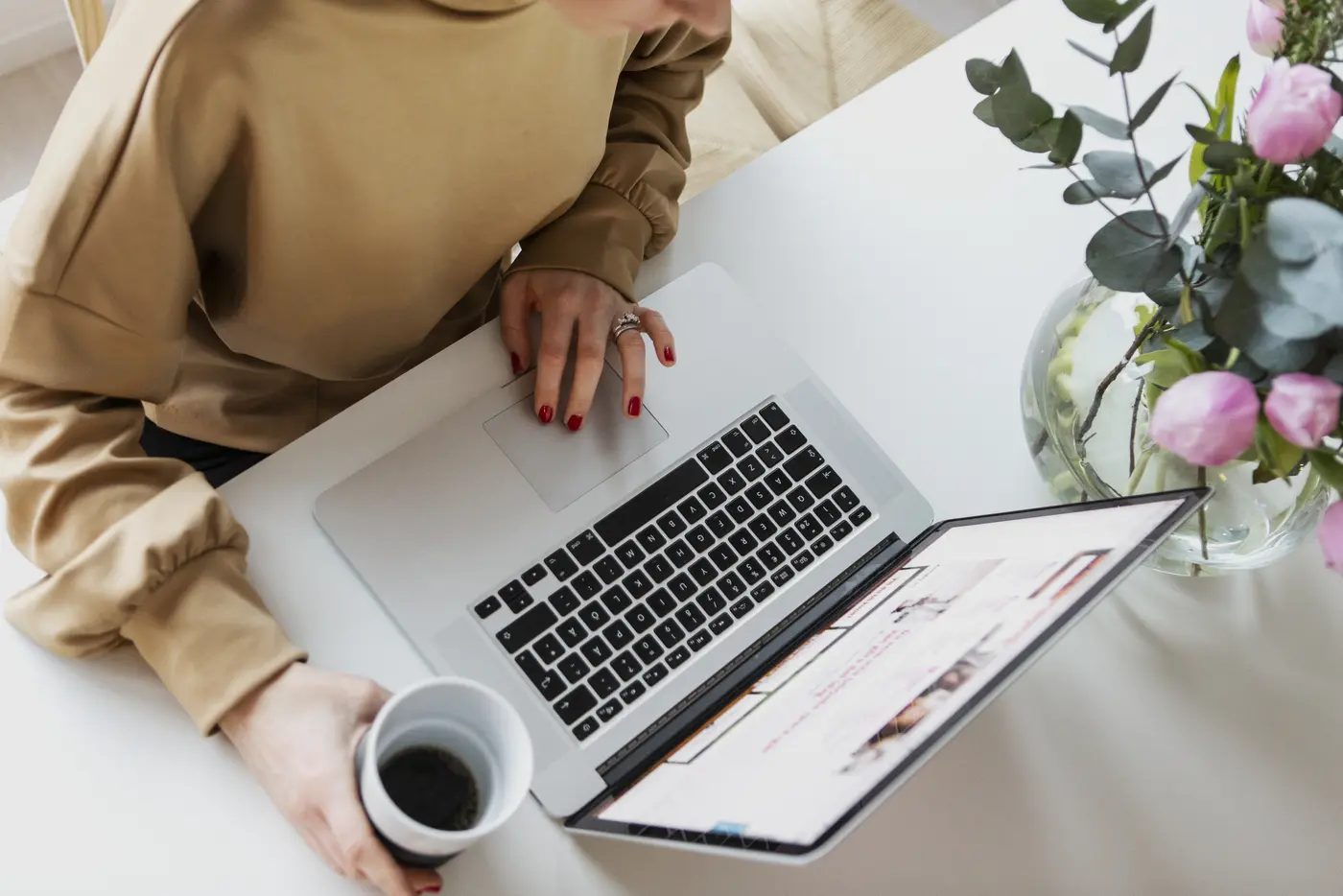 Frau bestellt online am Laptop