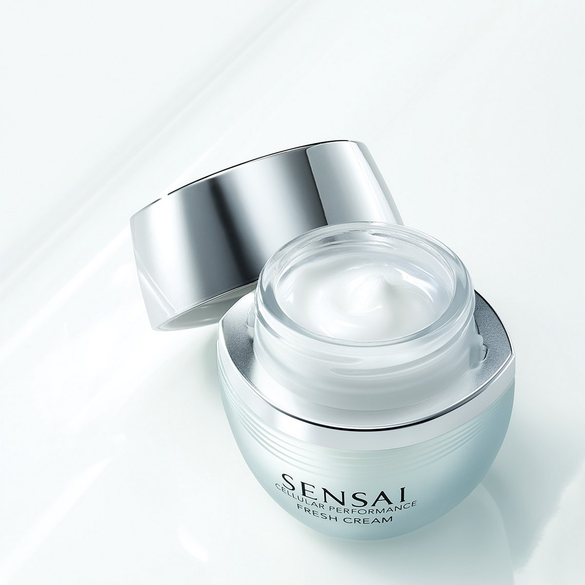 CELLULAR PERFORMANCE FRESH CREAM von SENSAI, geöffneter Tiegel