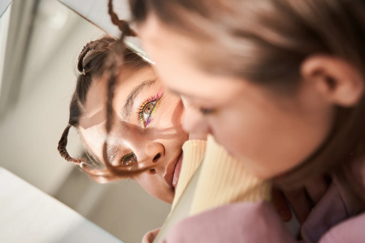 Junge Frau mit buntem Make-up