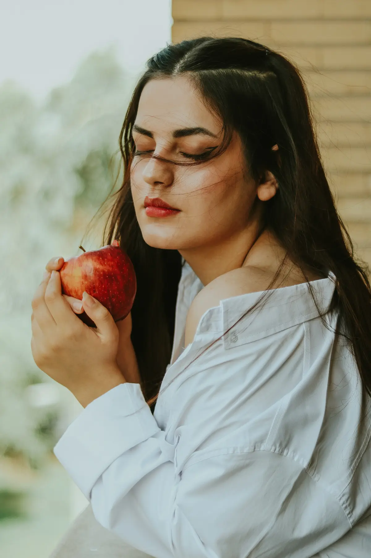 Frau mit Apfel