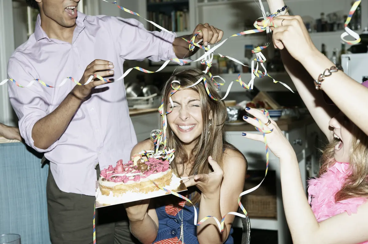 Geburtstag einer Frau mit Freunden und Girlanden