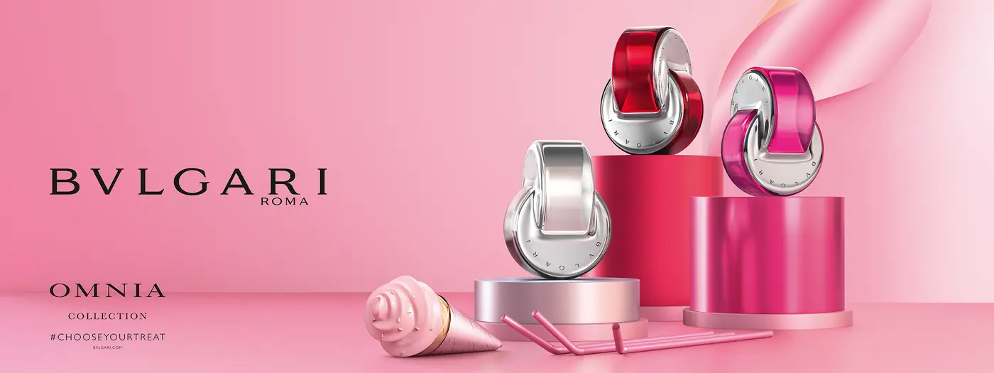 Drei Flakons und Schriftzug vor pinkem Hintergrund