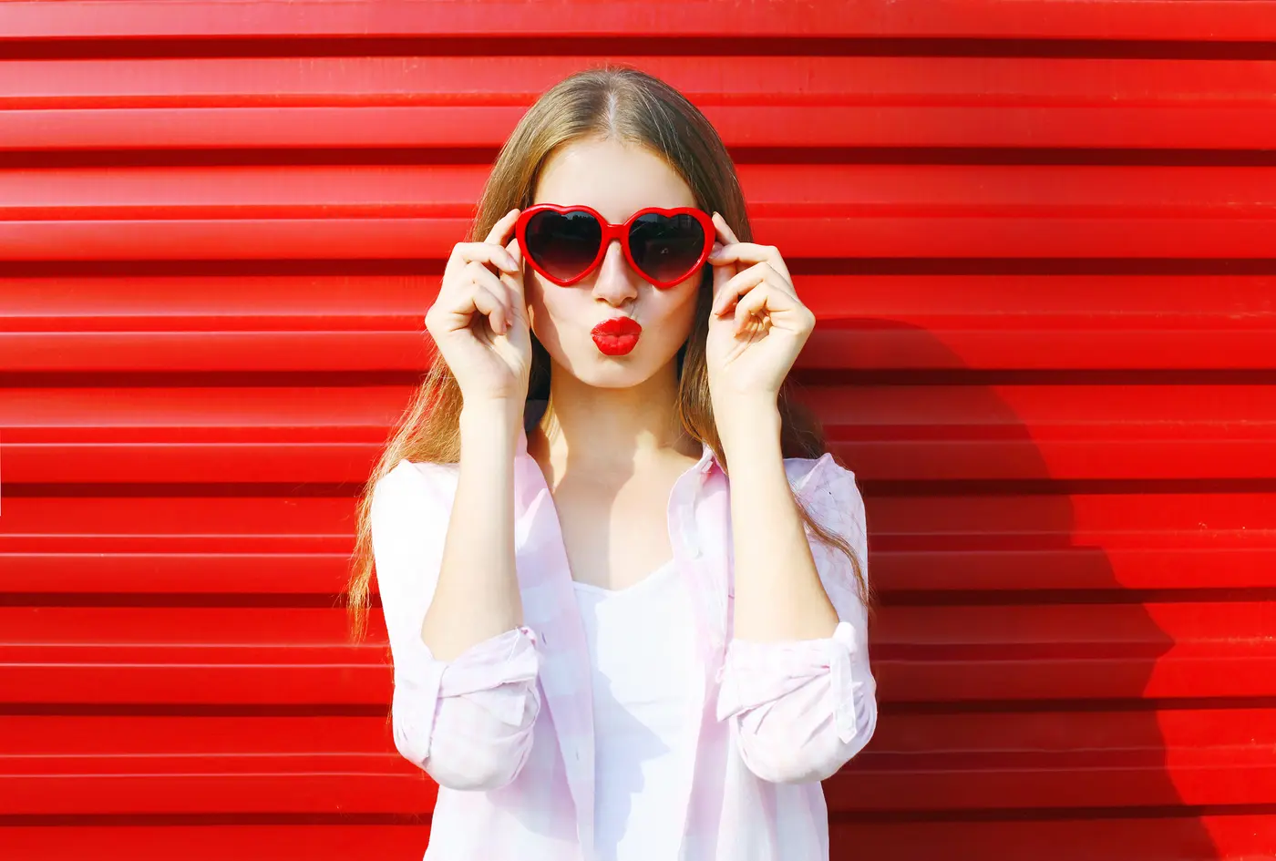 Junge Frau mit Rotem Lippenstift