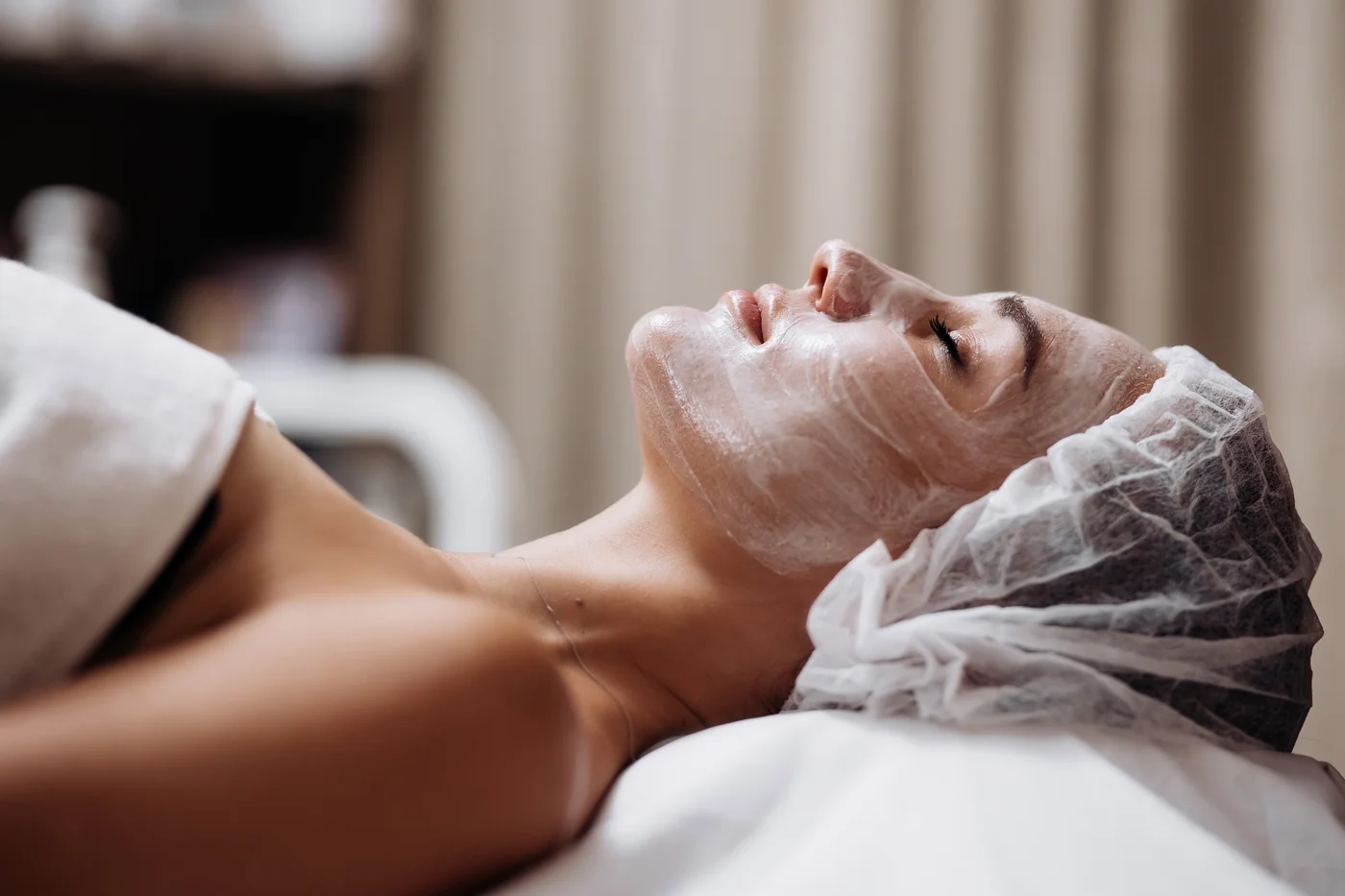 Frau mit Gesichtsmaske