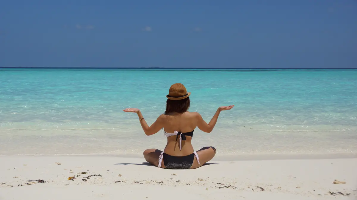 Frau am Strand im Schneidersitz - CC0 Bild