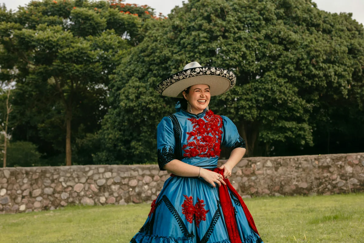 Frau in mexikanischer Tracht und Hut