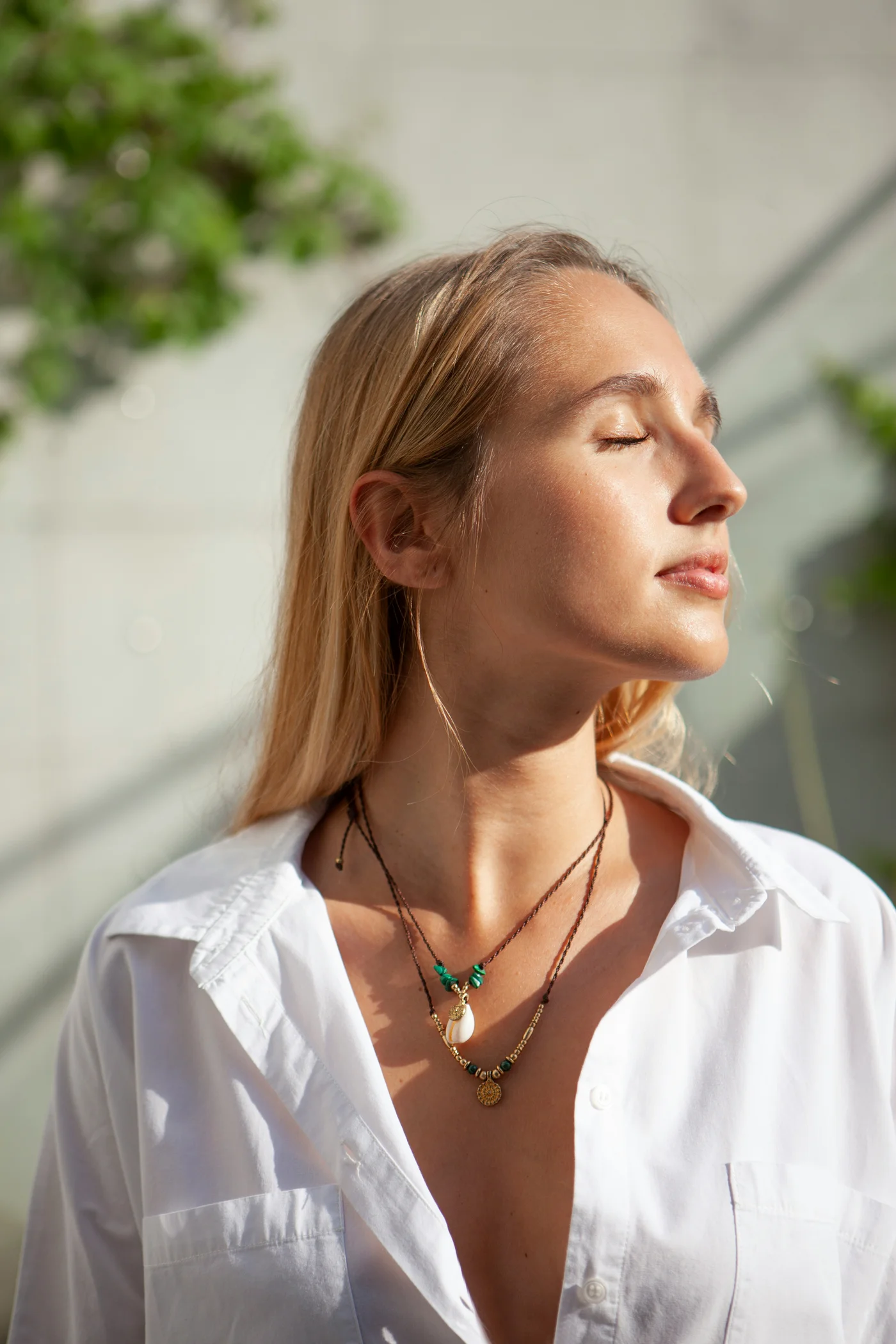 Frau mit Sonne im Gesicht