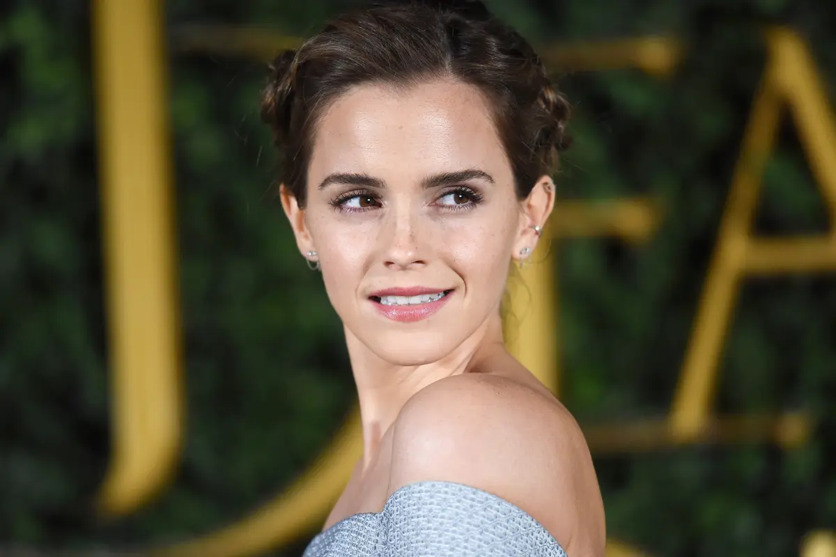 Emma Watson schaut über die Schulter