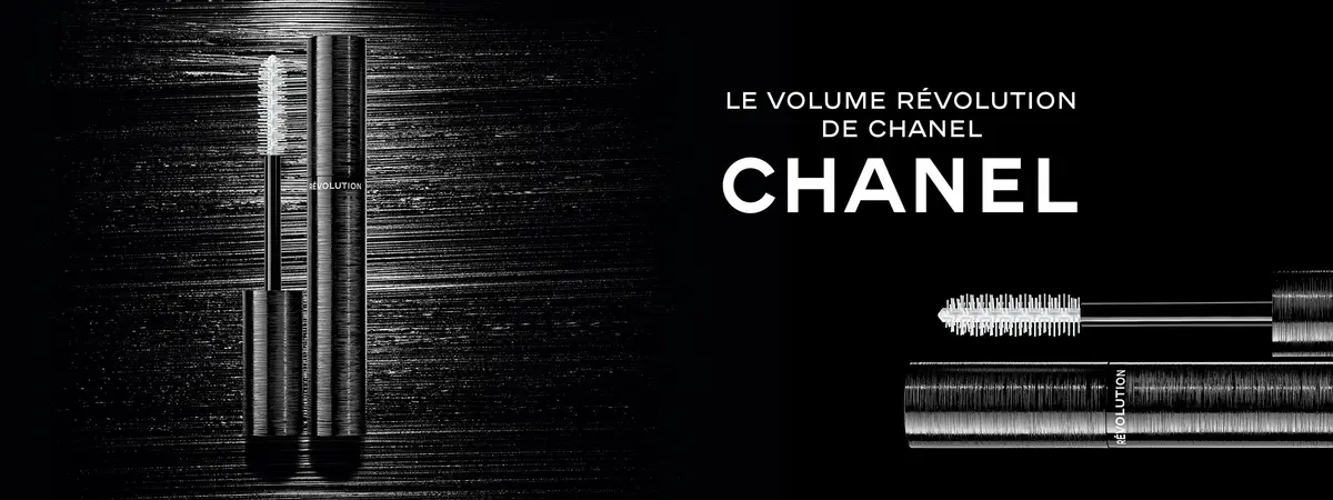 Mascara und Schriftzug vor schwarzem Hintergrund